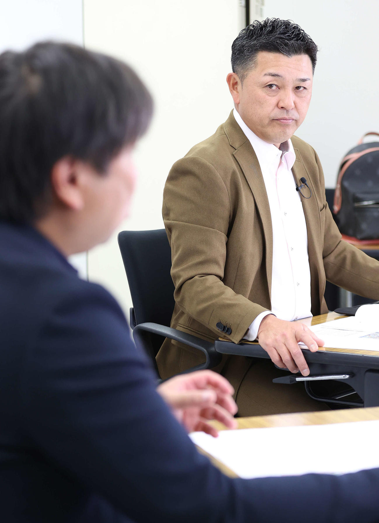 プロ野球順位予想を行った谷繁元信氏（後方）。手前は里崎智也氏
