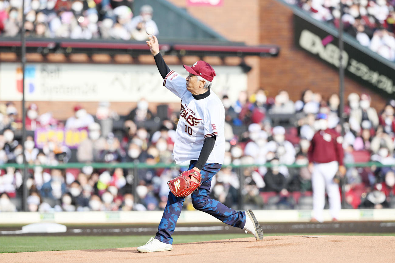 楽天対ロッテ　始球式で投球するさとう宗幸（撮影・滝沢徹郎）