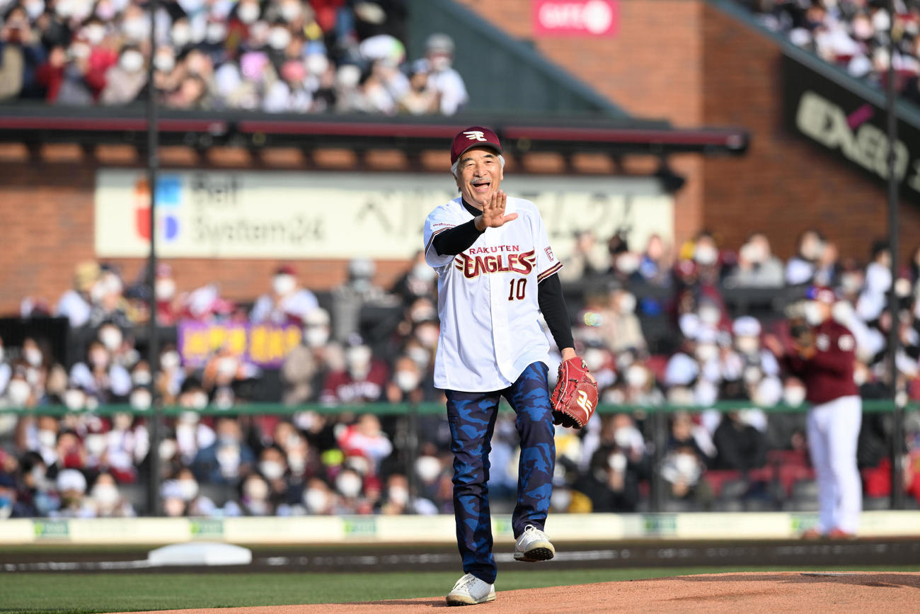 楽天対ロッテ　始球式を終え笑顔のさとう宗幸（撮影・滝沢徹郎）