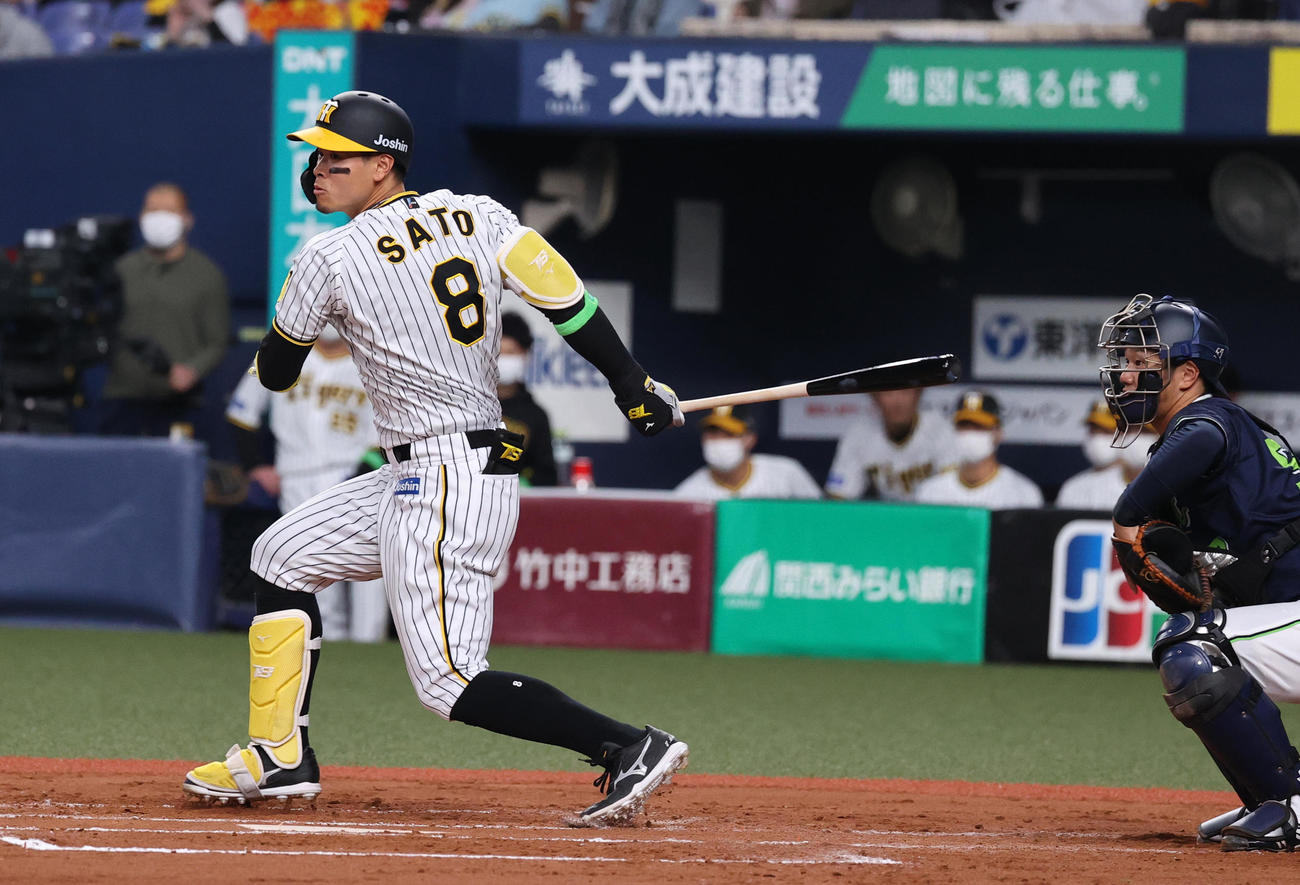 阪神対ヤクルト　2回裏阪神無死、佐藤輝は三塁内野安打を放つ（撮影・上山淳一）