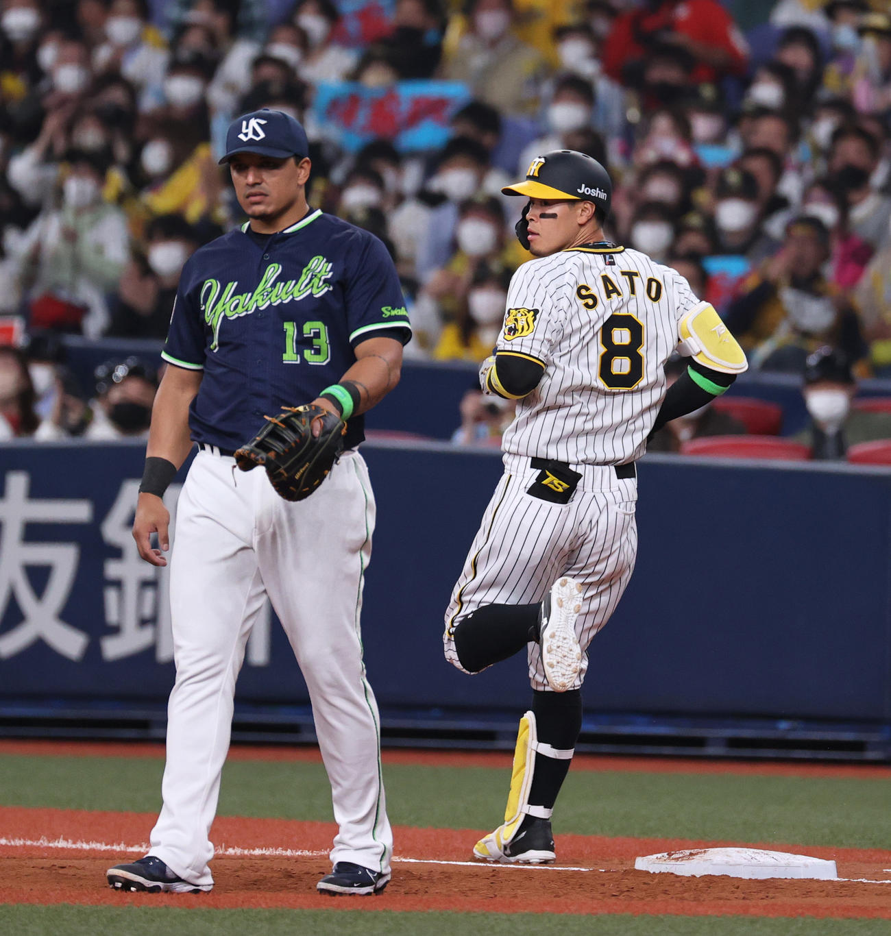 阪神対ヤクルト　2回裏阪神無死、佐藤輝は三塁内野安打を放つ（撮影・上山淳一）