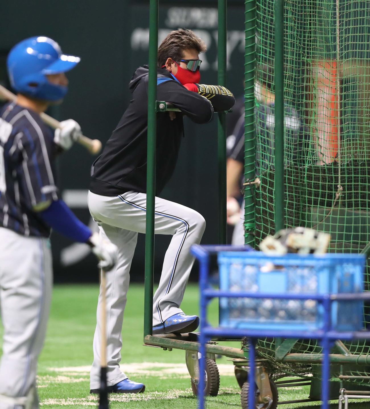 ソフトバンク対日本ハム　フリー打撃を見つめる新庄監督（撮影・黒川智章）
