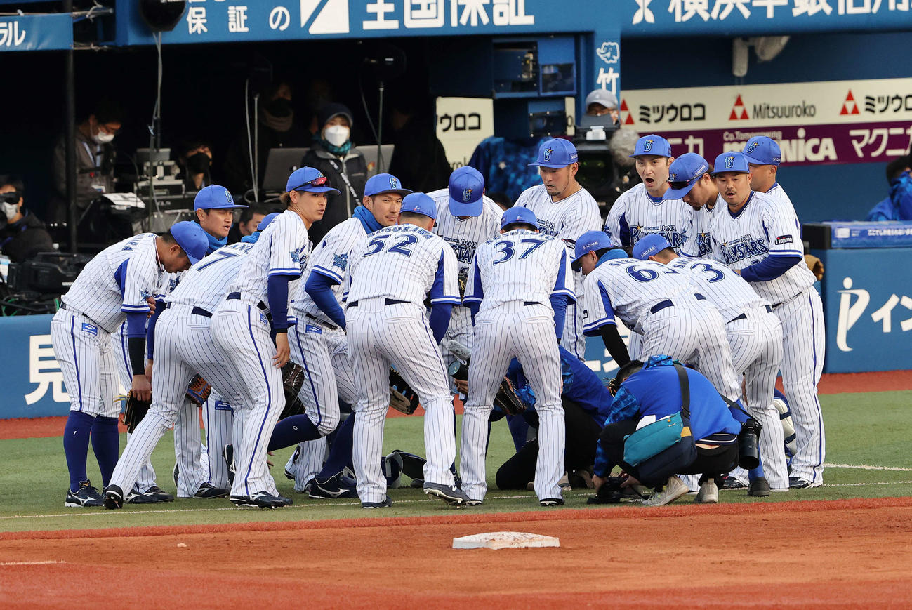 DeNA対広島　シートノック前、円陣を組むDeNAの選手たち（撮影・鈴木正人）