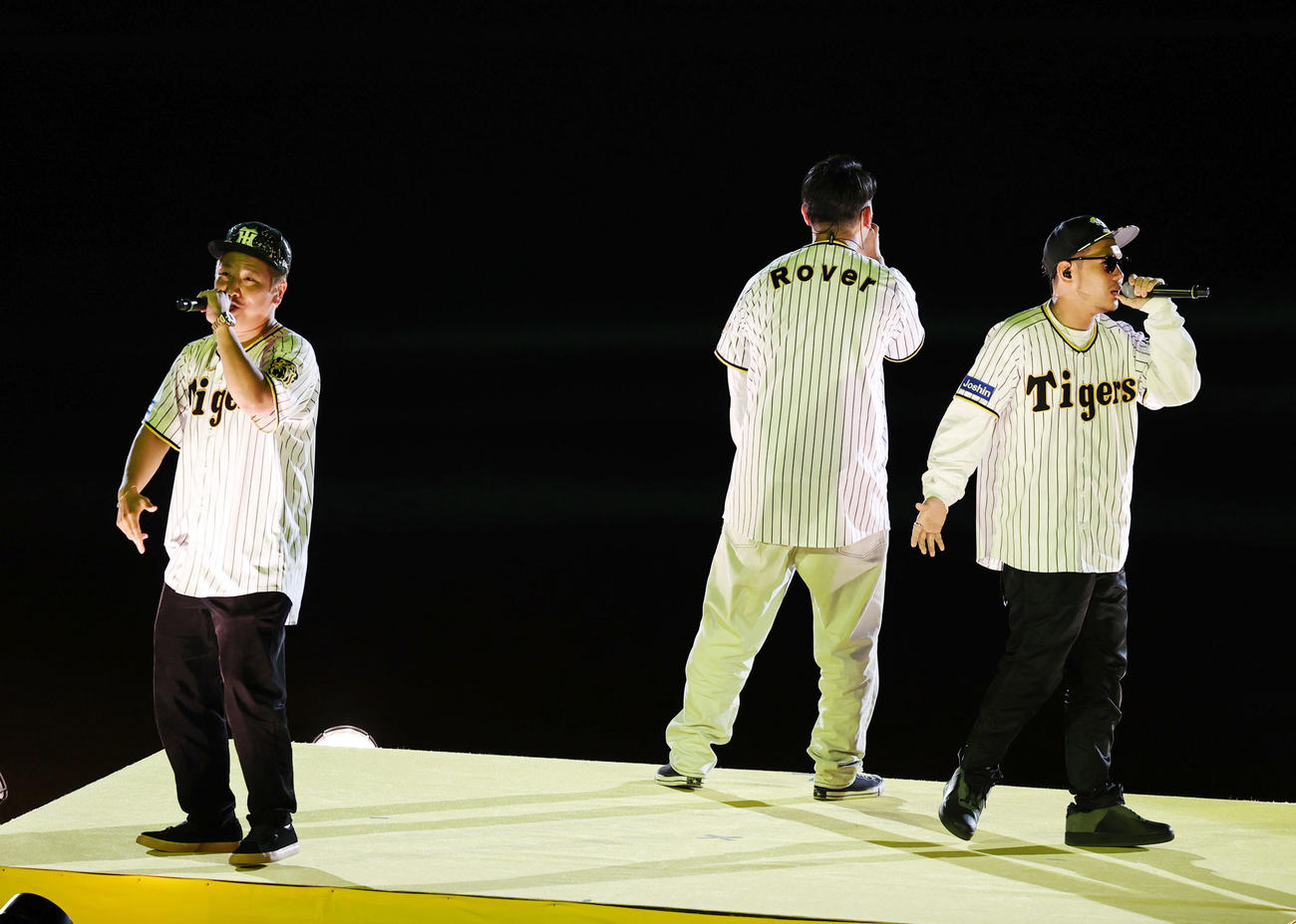 阪神対ヤクルト　開幕セレモニーで熱唱するベリーグッドマン（撮影・加藤哉）