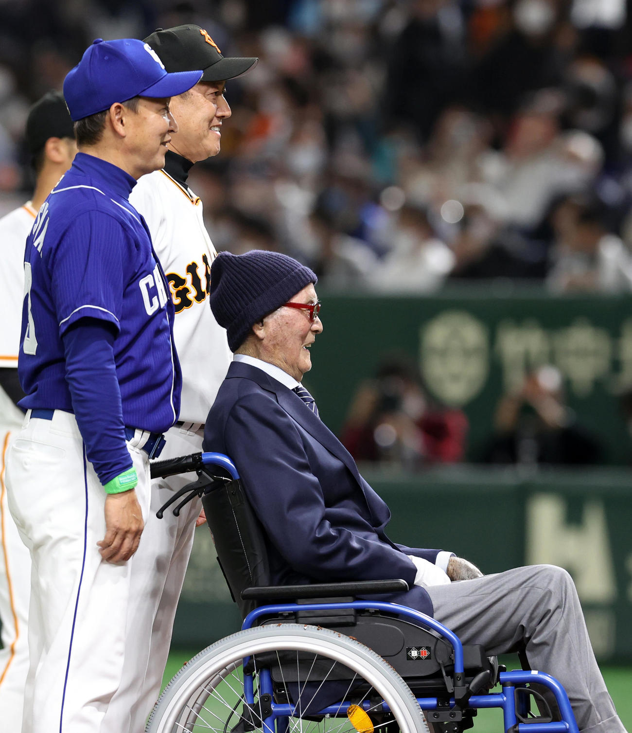 巨人対中日　試合前、文化勲章受賞セレモニーで記念撮影する、左から立浪監督、原監督、長嶋終身名誉監督＝2022年3月25日