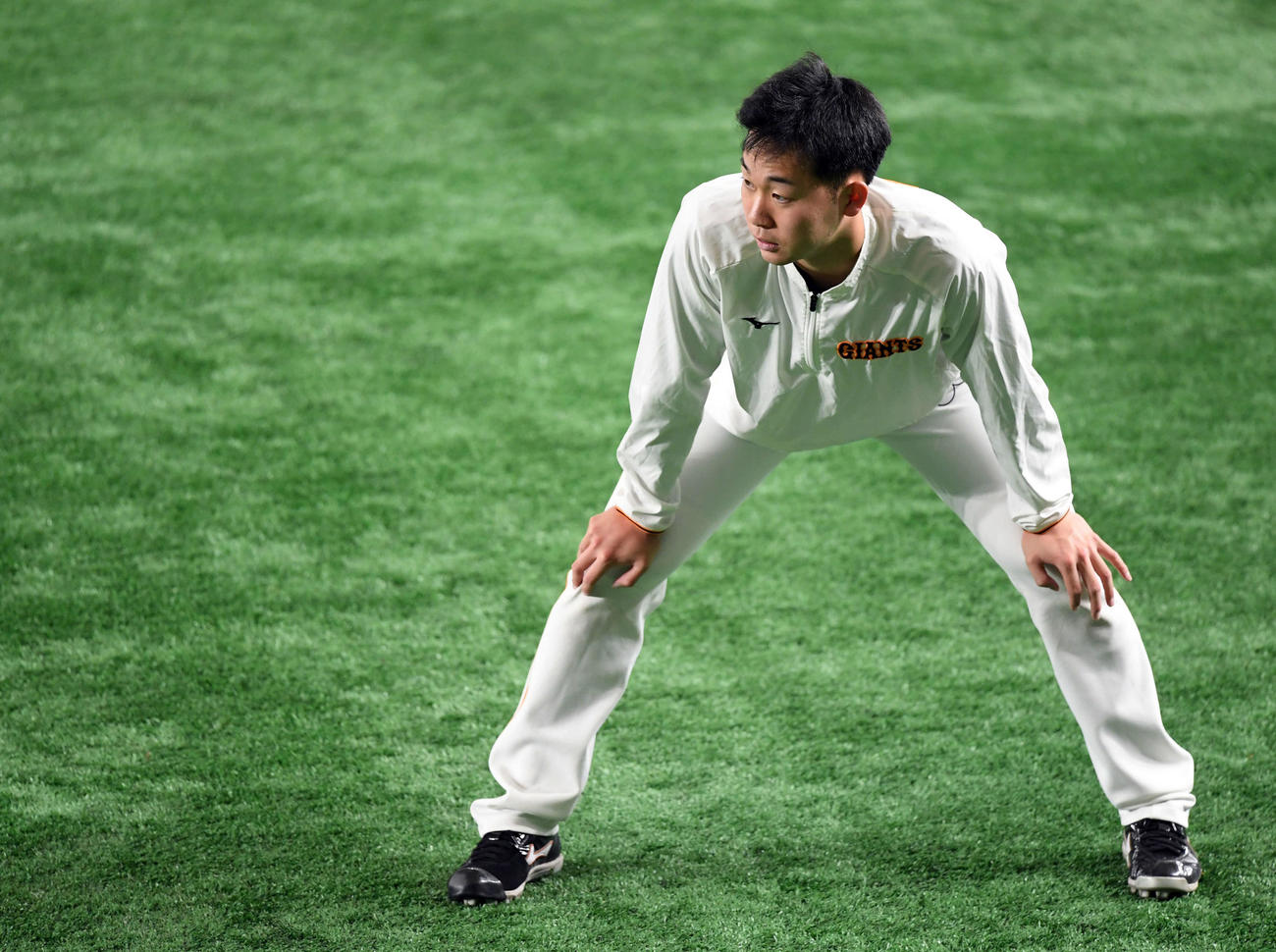 巨人対中日　外野で練習する巨人山崎伊（撮影・たえ見朱実）