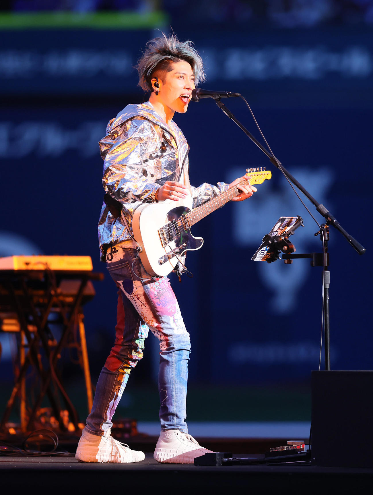試合前、開幕セレモニーで歌うMIYABI（撮影・足立雅史）