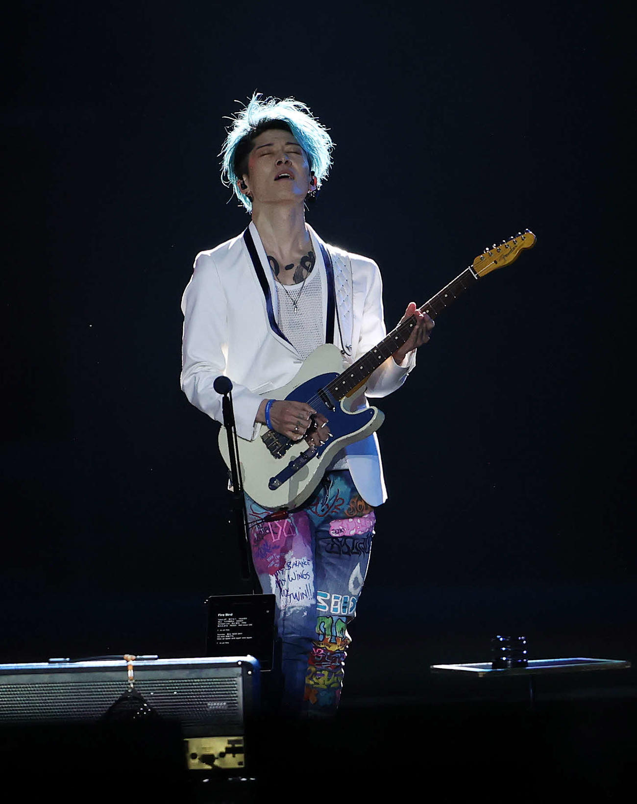 DeNA対広島　オープニングセレモニーで国歌演奏するMIYAVI（撮影・鈴木正人）