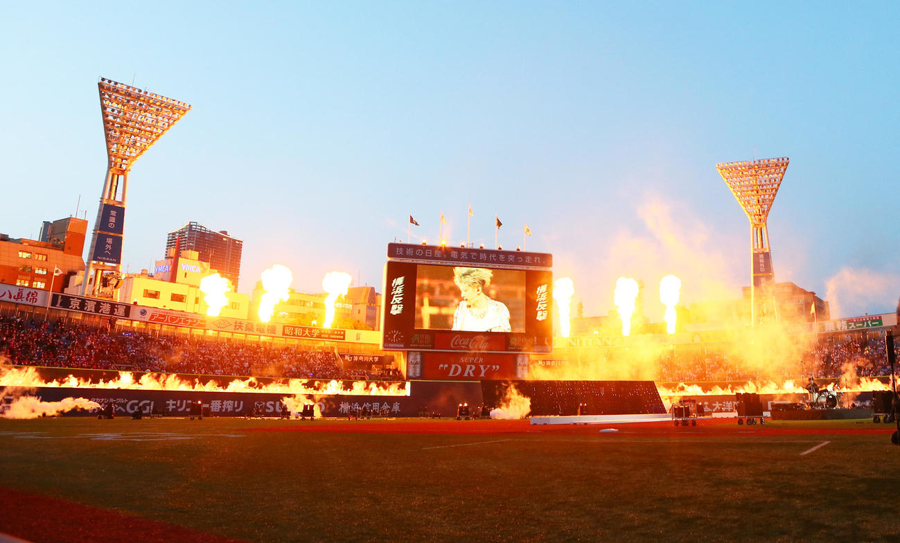 試合前、開幕セレモニーが炎を使った演出で行われる（撮影・足立雅史）