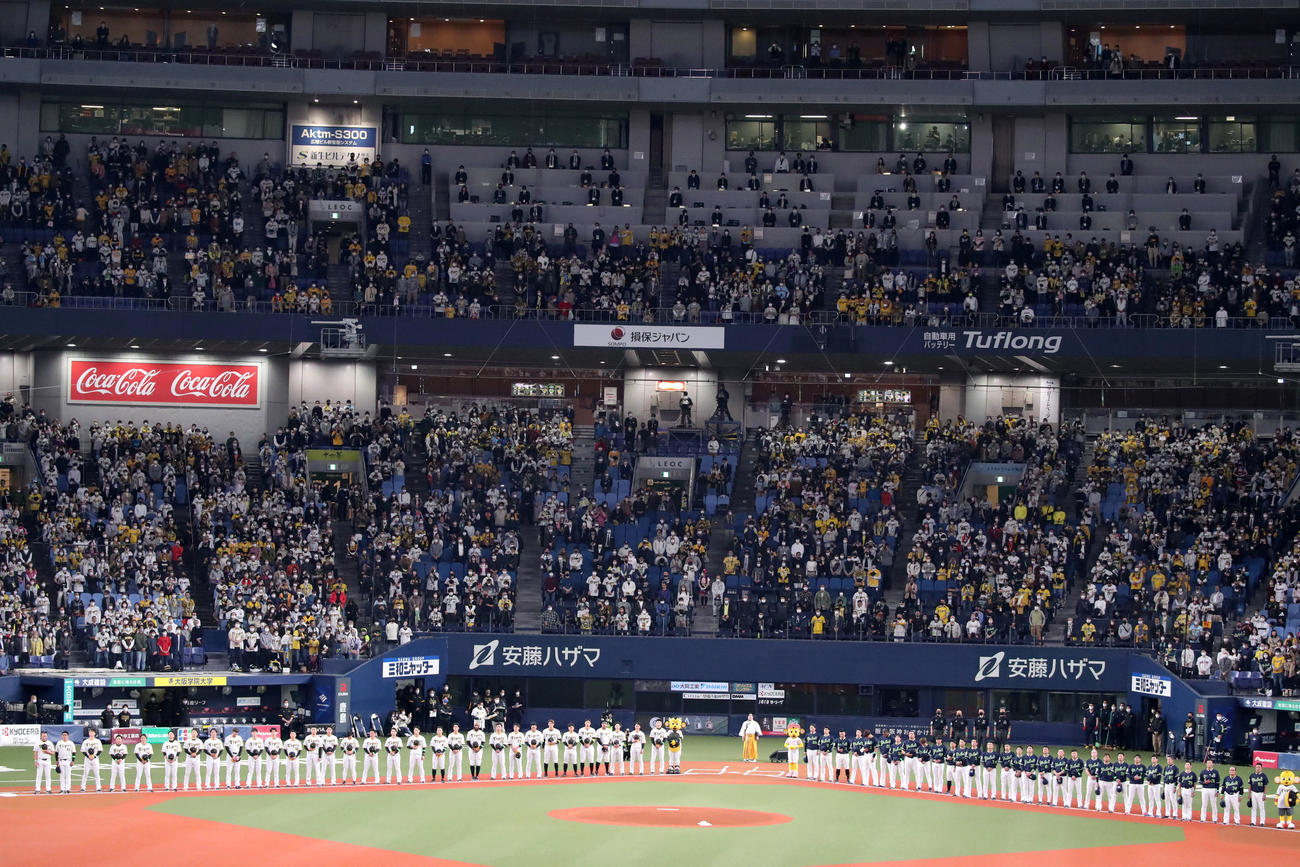 阪神対ヤクルト　国歌独唱する演歌歌手の徳永ゆうきと整列する両チームナインたち（撮影・加藤哉）
