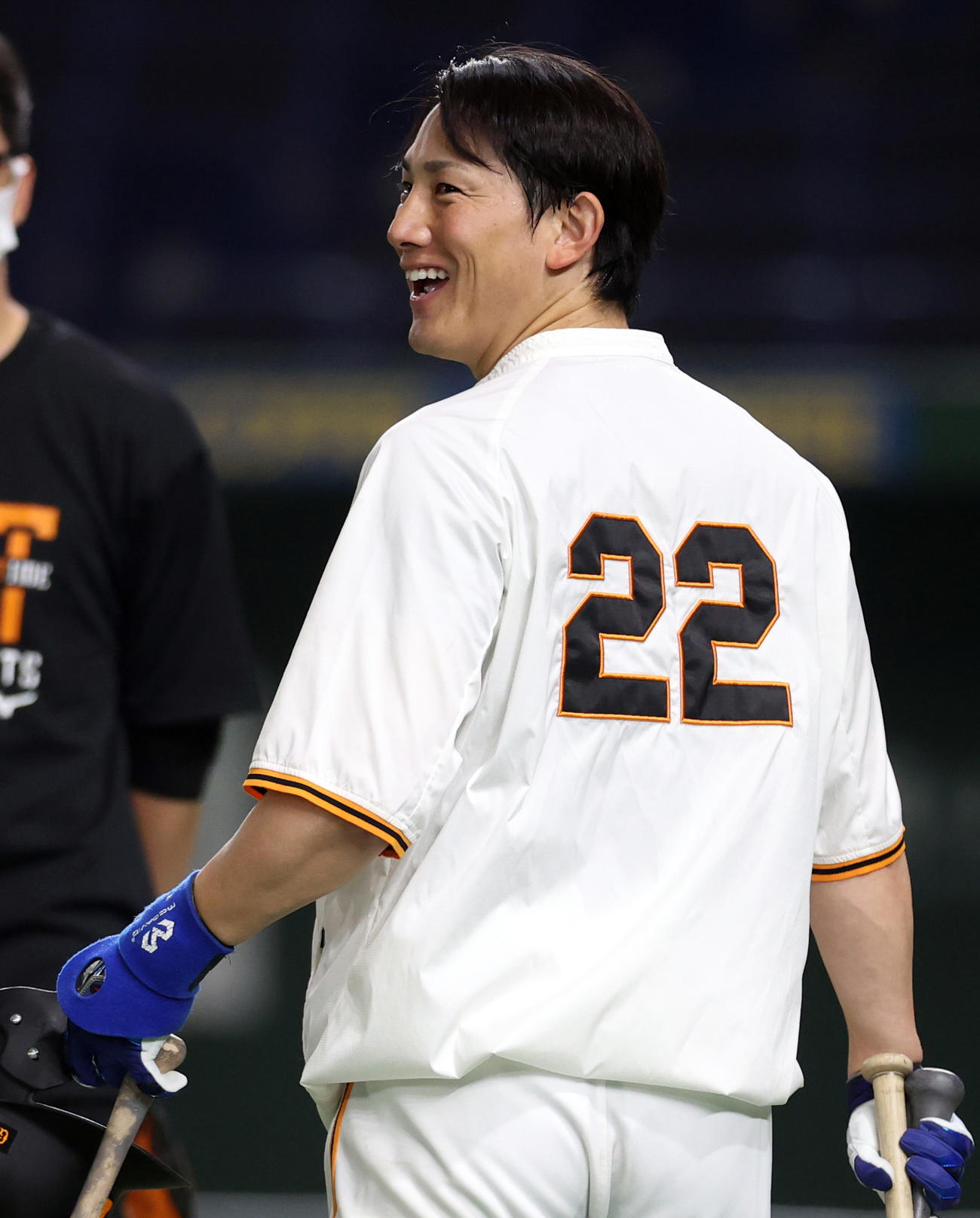 試合前の練習で笑顔を見せる巨人小林