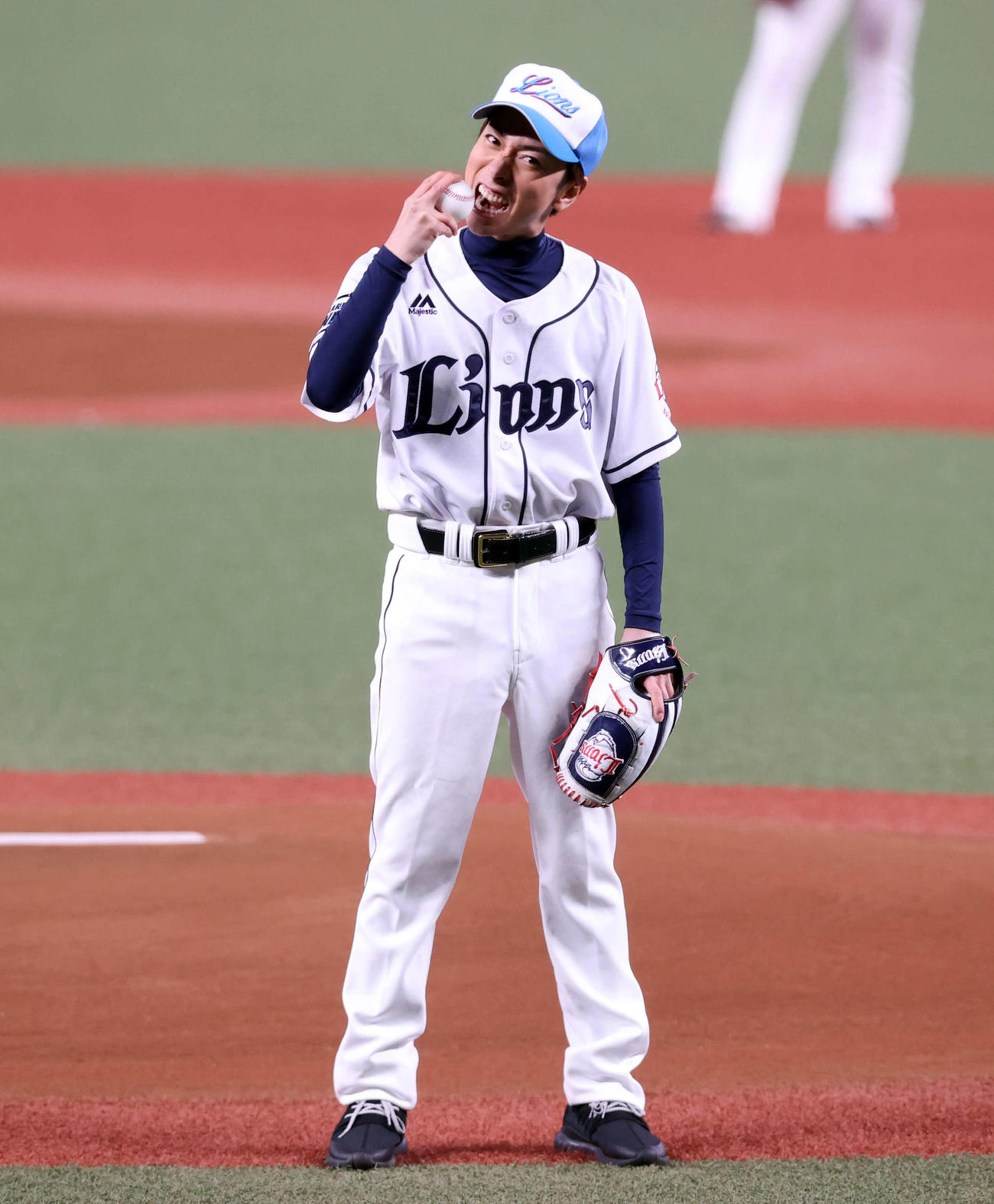 西武対オリックス　開幕戦で始球式を務めたA．B．C－Zの河合郁人はボールをかじるしぐさを見せる（撮影・浅見桂子）