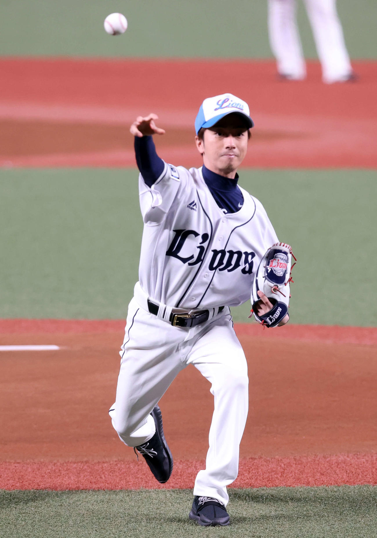 西武対オリックス　開幕戦で始球式を務めたA．B．C－Zの河合郁人（撮影・浅見桂子）