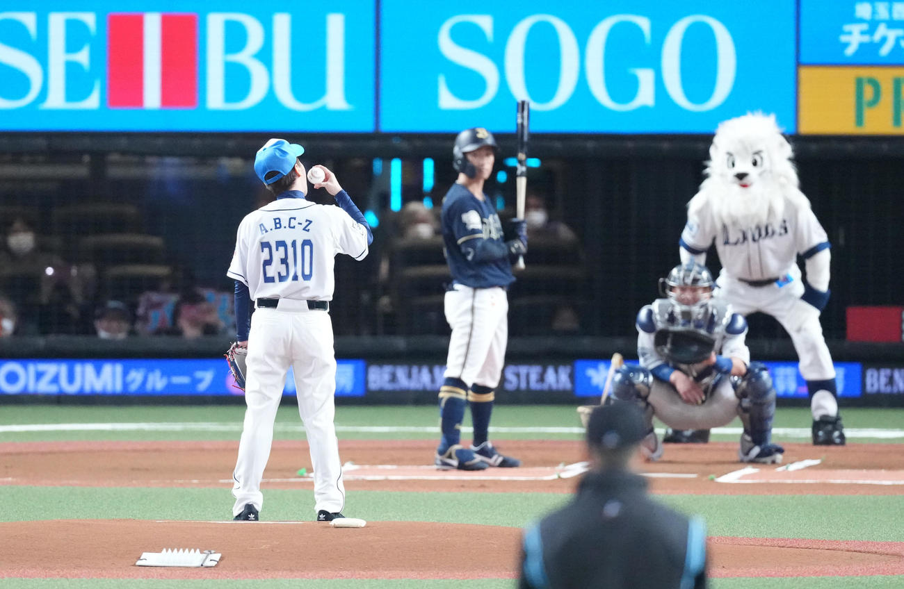 西武対オリックスの開幕戦で始球式を務めるA．B．C－Zの河合郁人（撮影・菅敏）