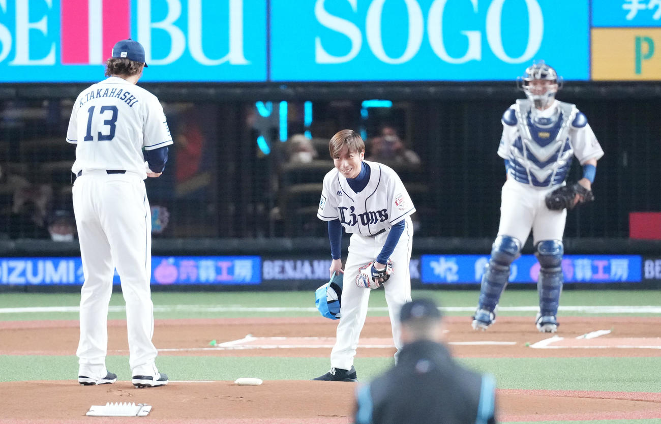 西武対オリックスの開幕戦で始球式を務めたA．B．C－Zの河合郁人は、西武高橋（左）に一礼し引き揚げる（撮影・菅敏）