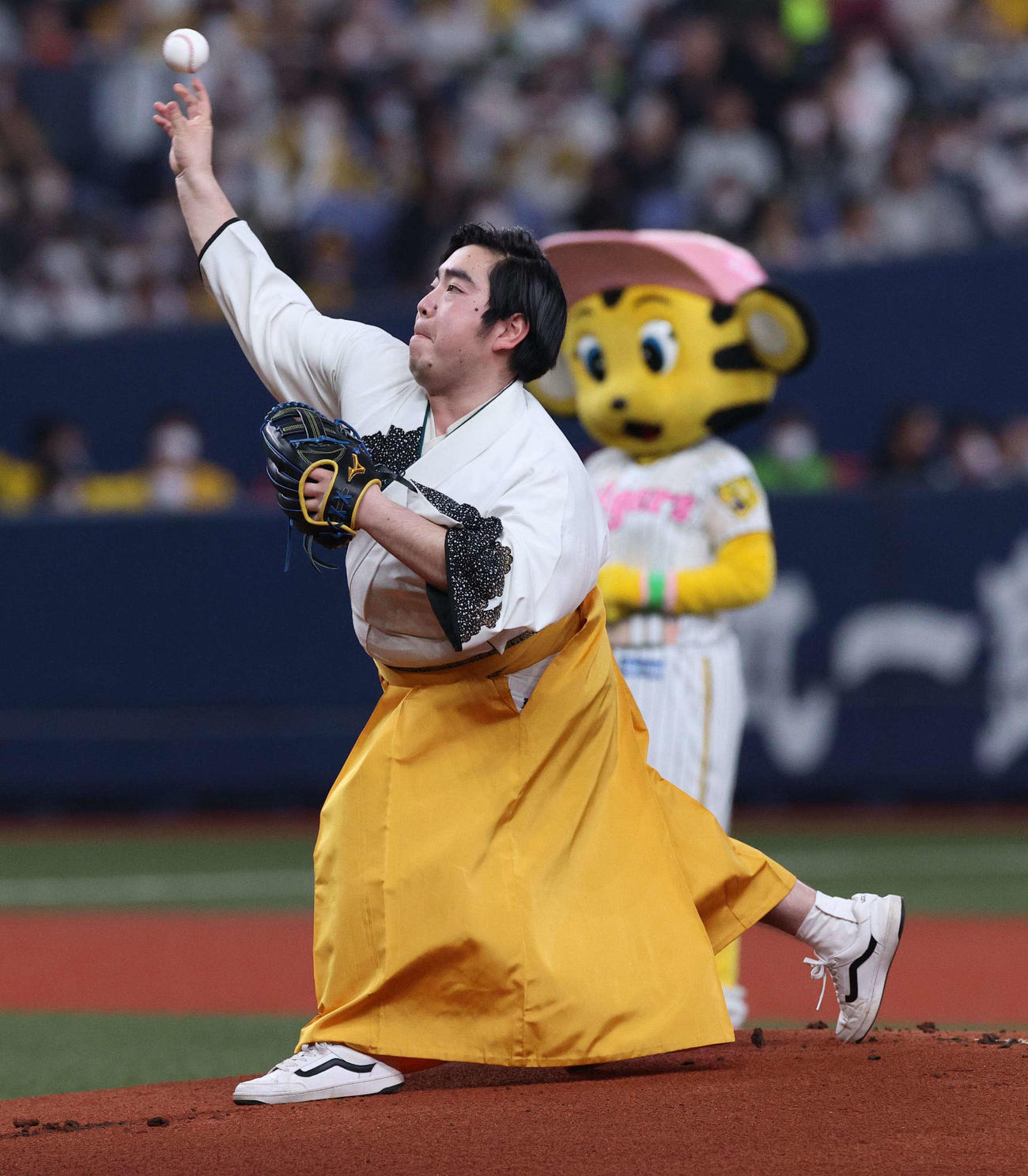 阪神対ヤクルト　始球式をつとめる徳永ゆうき（撮影・上田博志）
