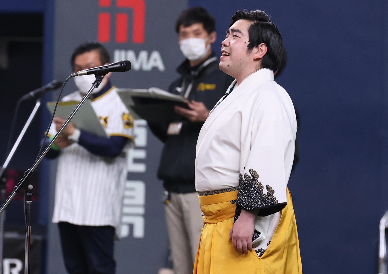 阪神対ヤクルト　君が代独唱する演歌歌手の徳永ゆうき（撮影・上山淳一）
