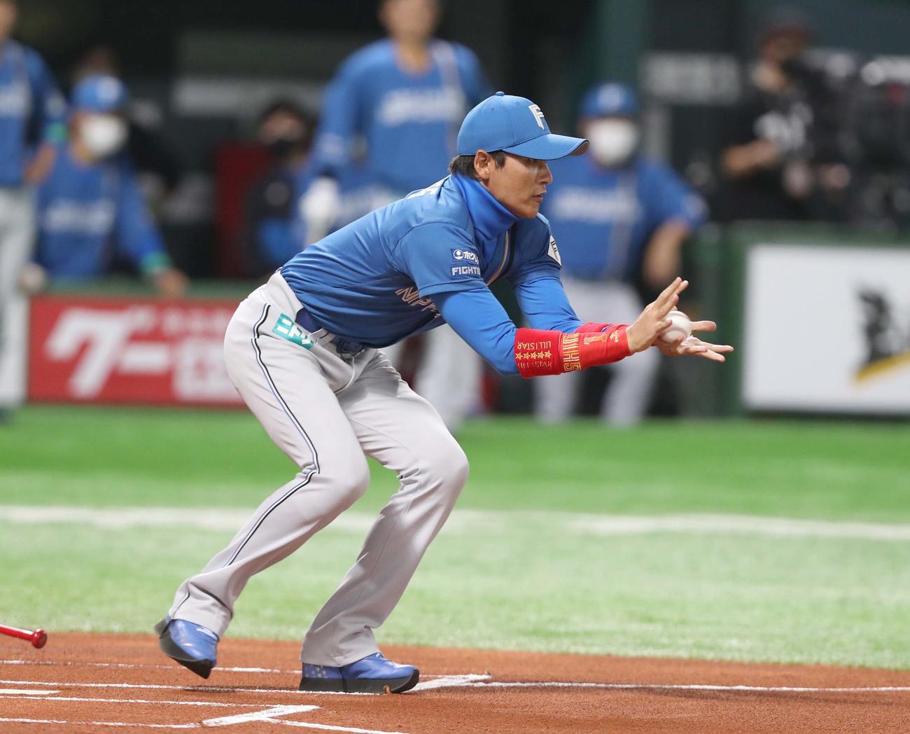 ソフトバンク対日本ハム　始球式の球を受け止める新庄監督（撮影・黒川智章）