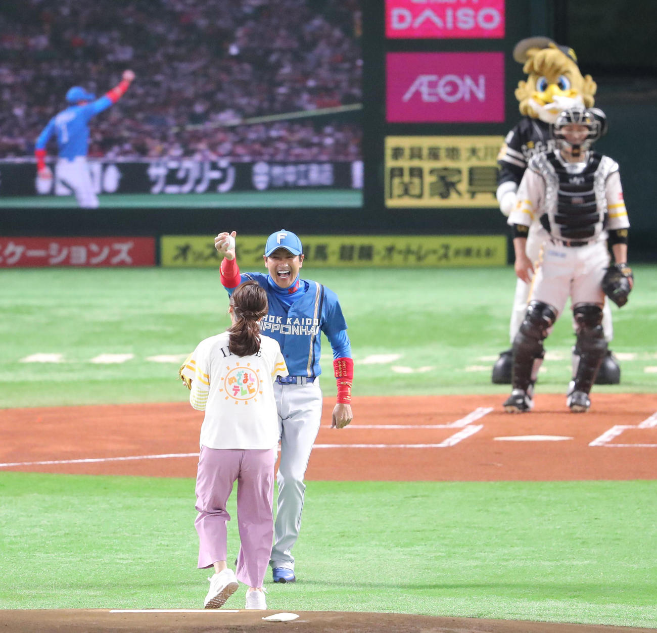 ソフトバンク対日本ハム　始球式で打席に立つ新庄剛志監督、井上清華の投げた球を素手で捕球しそのまま届ける（撮影・梅根麻紀）