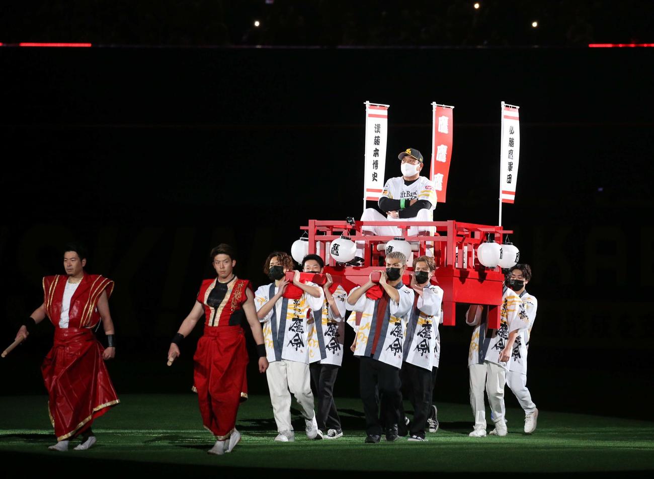ソフトバンク対日本ハム　開幕セレモニーでみこしに乗って登場する藤本監督（撮影・黒川智章）