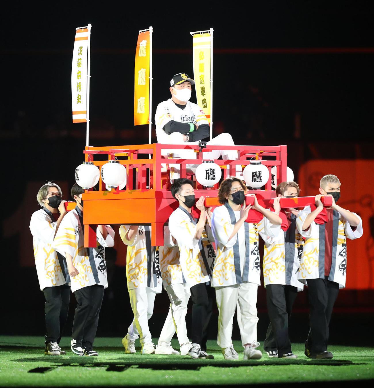 ソフトバンク対日本ハム　開幕戦セレモニーでみこしに乗って登場する藤本監督（撮影・屋方直哉）
