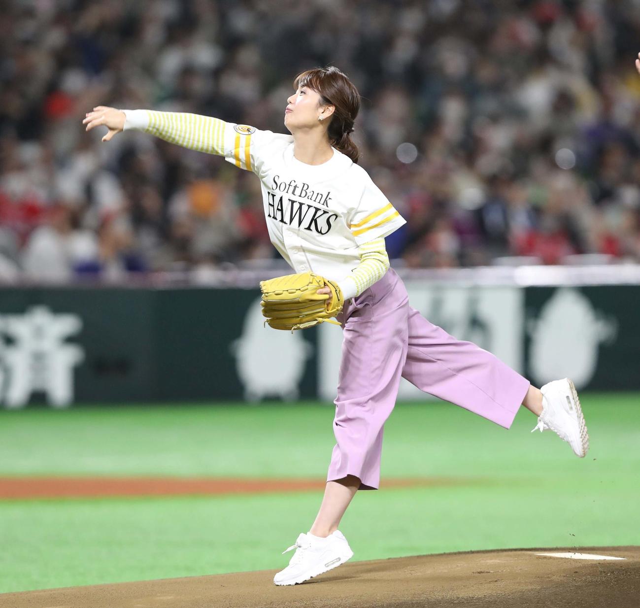ソフトバンク対日本ハム　始球式を務めた井上アナウンサー（撮影・黒川智章）
