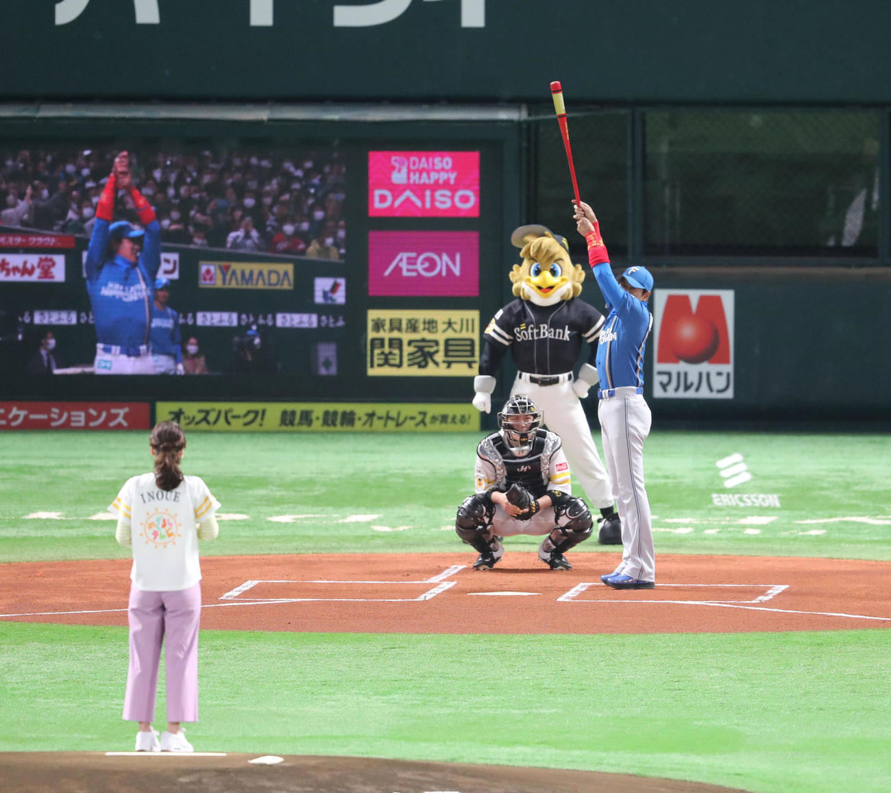 ソフトバンク対日本ハム　始球式で打席に立つ新庄剛志監督（撮影・梅根麻紀）