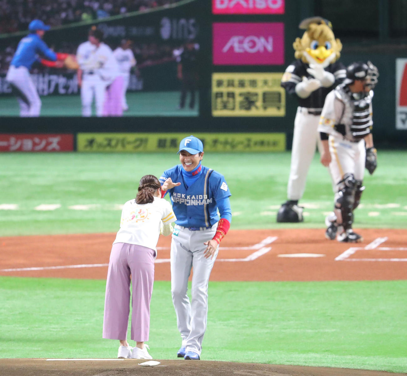 ソフトバンク対日本ハム　始球式で打席に立つ新庄剛志監督、井上清華の投げた球を素手で捕球しそのまま届ける（撮影・梅根麻紀）