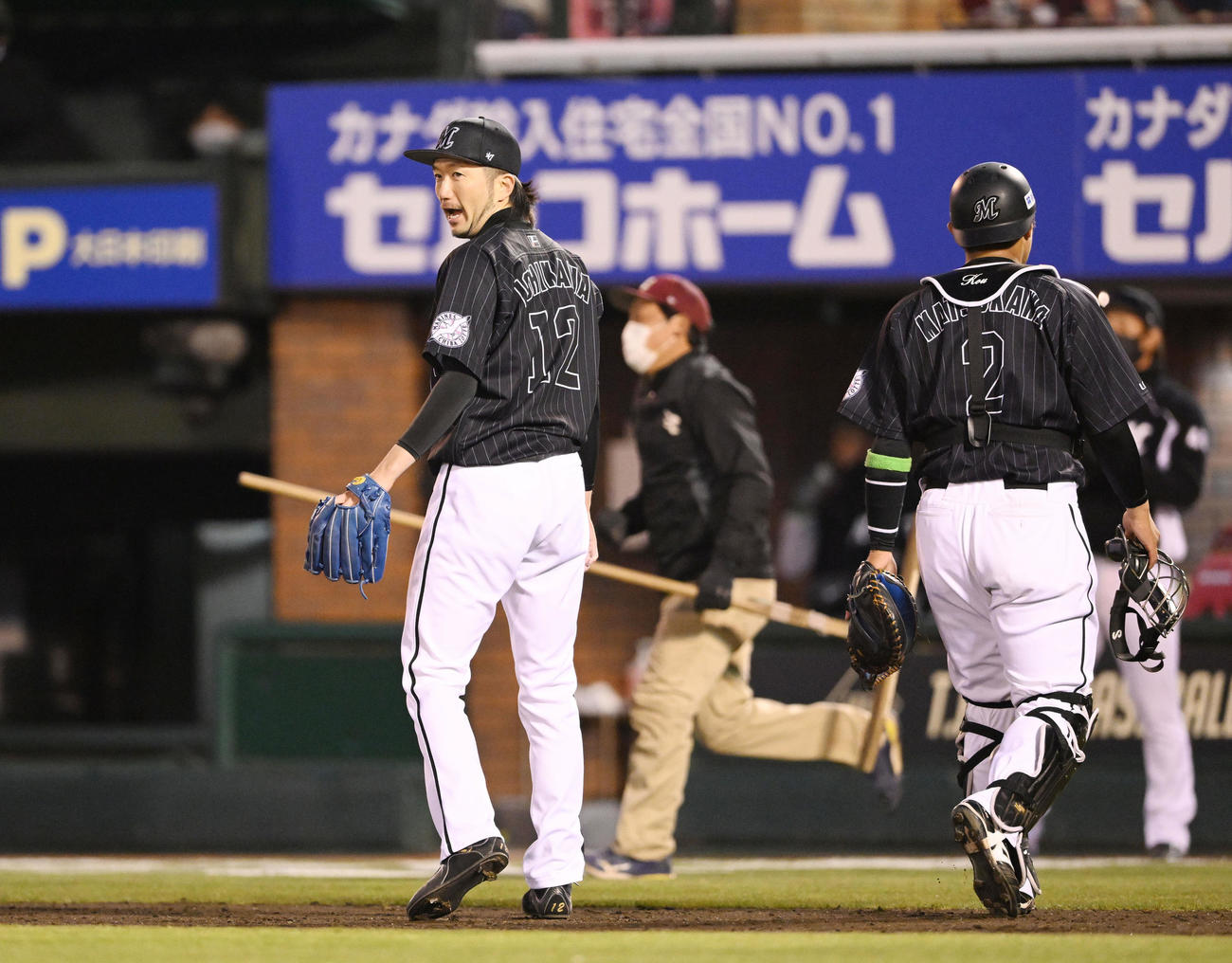 楽天対ロッテ　7回を投げ終えたロッテ先発の石川（左）はナインに声をかける。右は捕手松川（撮影・滝沢徹郎）
