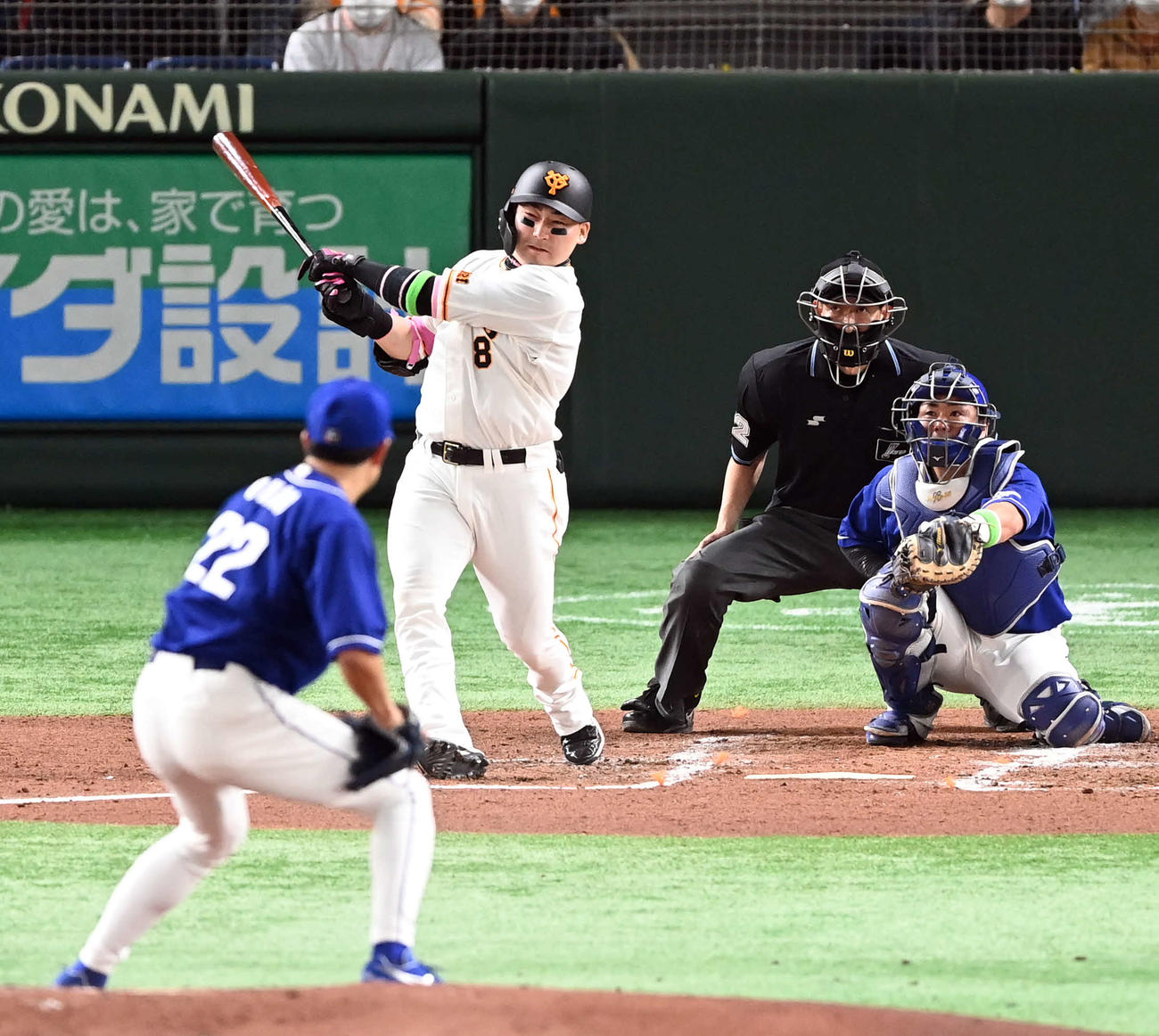 巨人対中日　2回裏巨人1死、大野雄から先制のソロ本塁打を放つ丸（撮影・たえ見朱実）