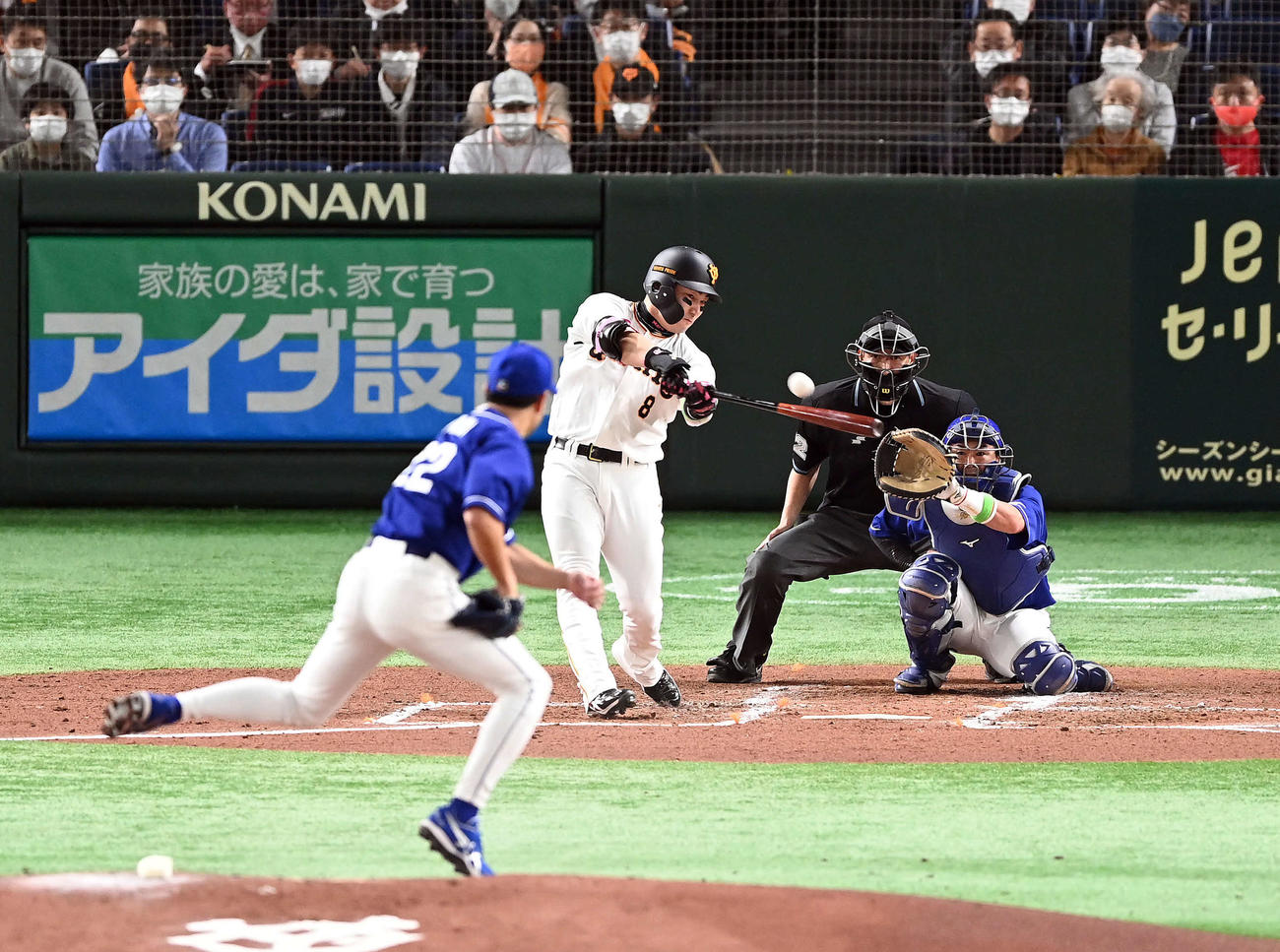 巨人対中日　2回裏巨人1死、大野雄から先制のソロ本塁打を放つ丸（撮影・たえ見朱実）