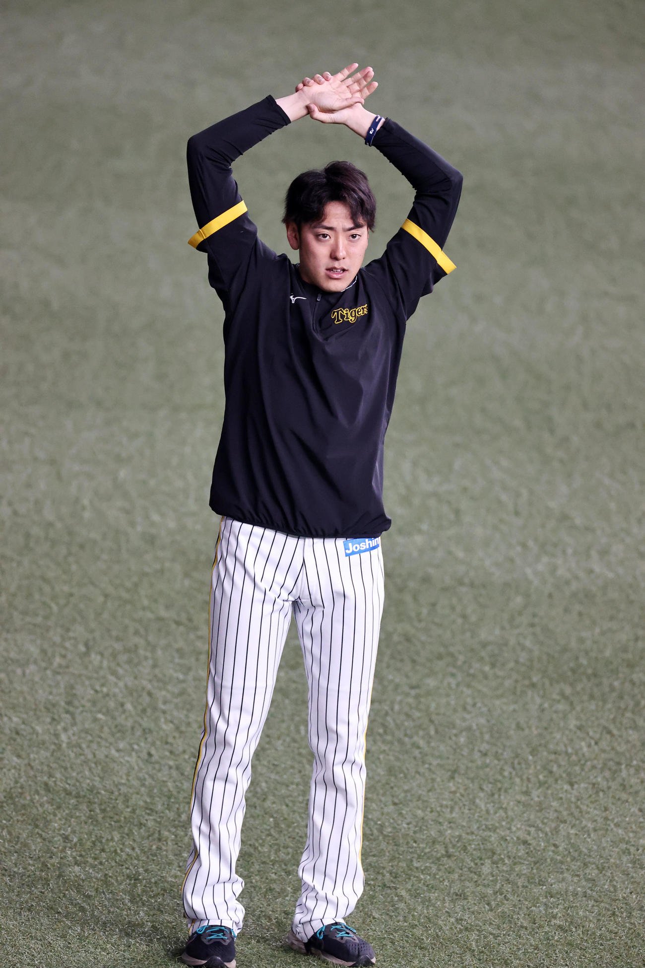 阪神対ヤクルト　ウオーミングアップする小川（撮影・加藤哉）