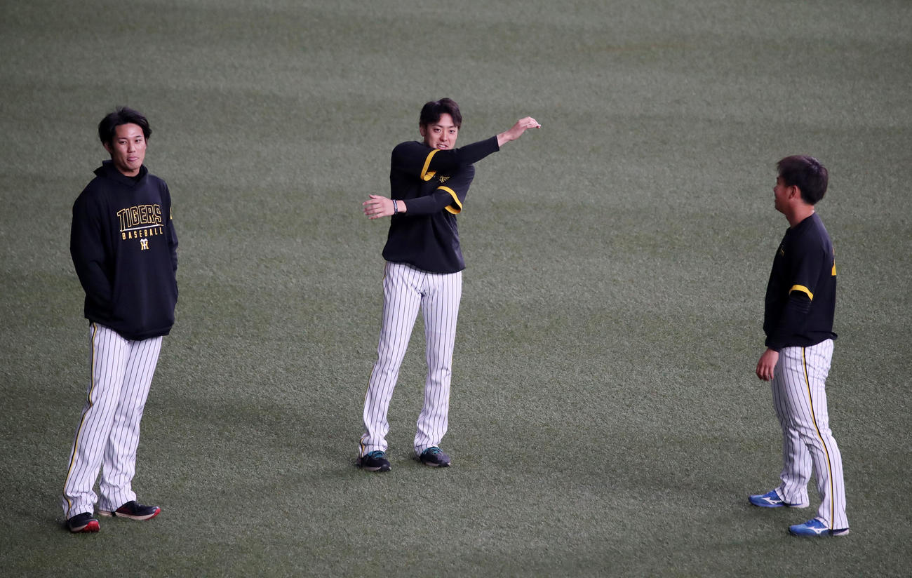 阪神対ヤクルト　笑顔で練習する小川。左は藤浪、右は桐敷（撮影・加藤哉）
