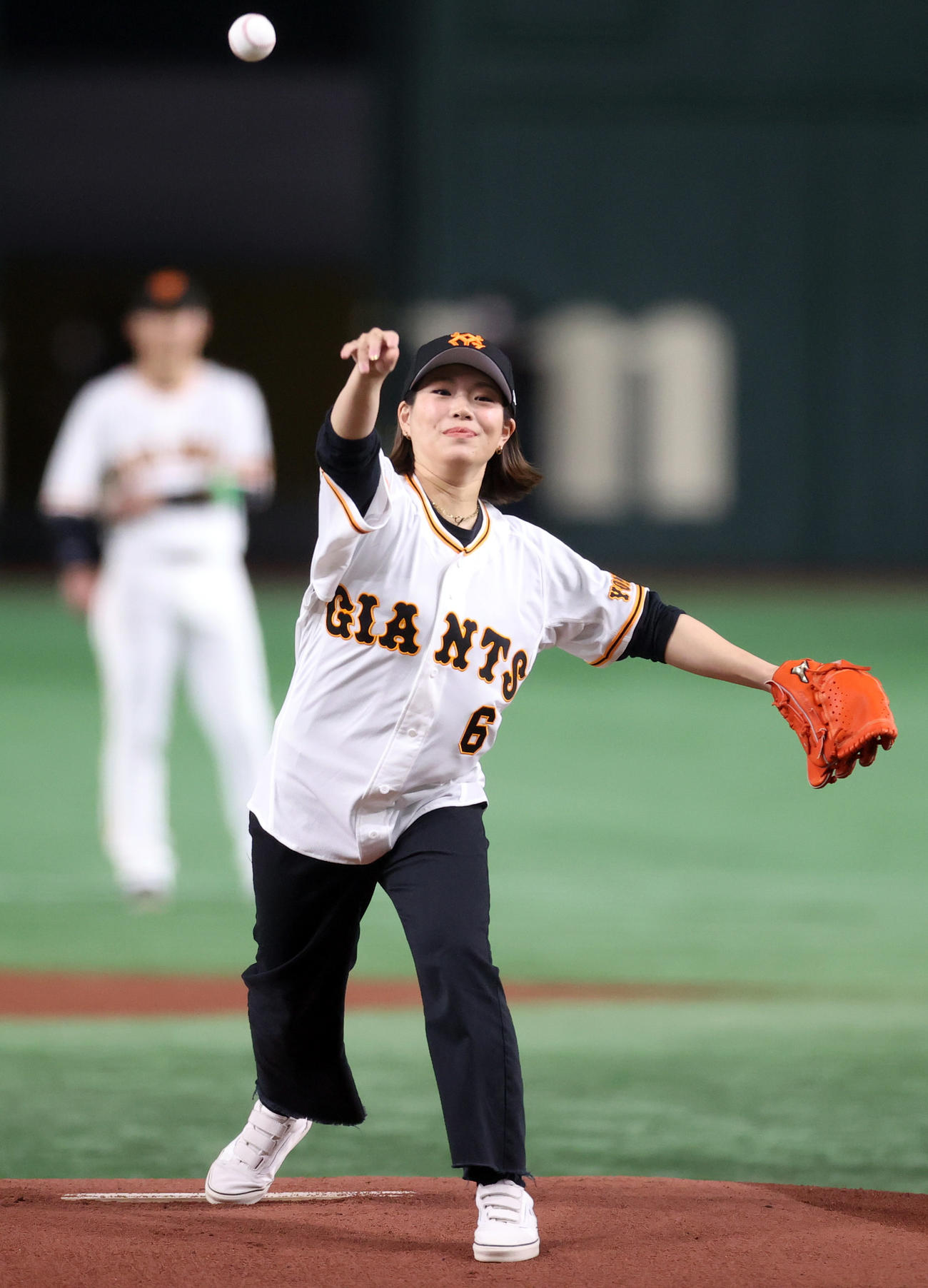 巨人 北京五輪銅スノボ冨田せな背番号 ６ で始球式 坂本選手けがを早く治して プロ野球写真ニュース 日刊スポーツ