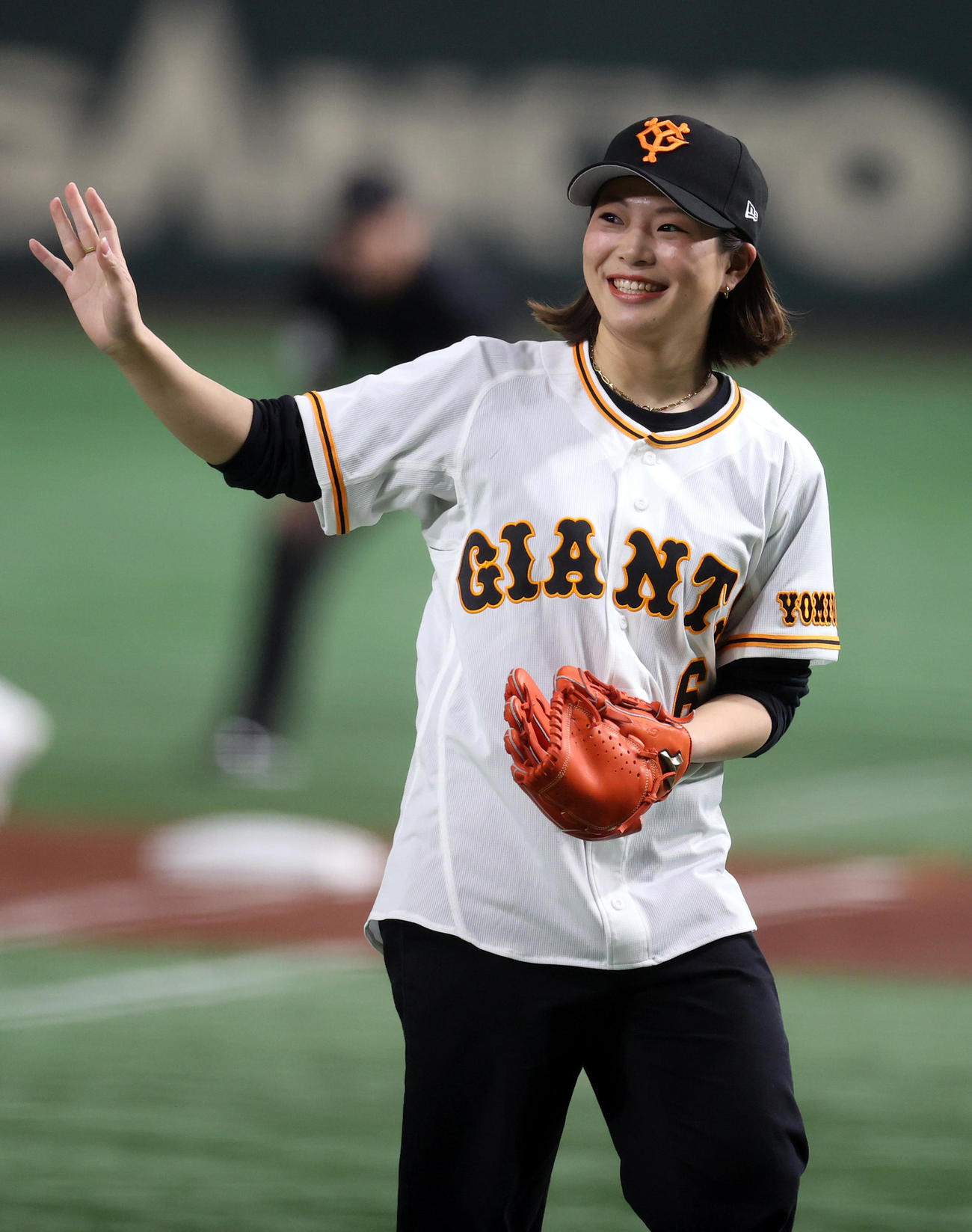 巨人対中日　始球式を務める北京五輪女子スノーボードハーフパイプ銅メダリストの冨田せな（撮影・狩俣裕三）
