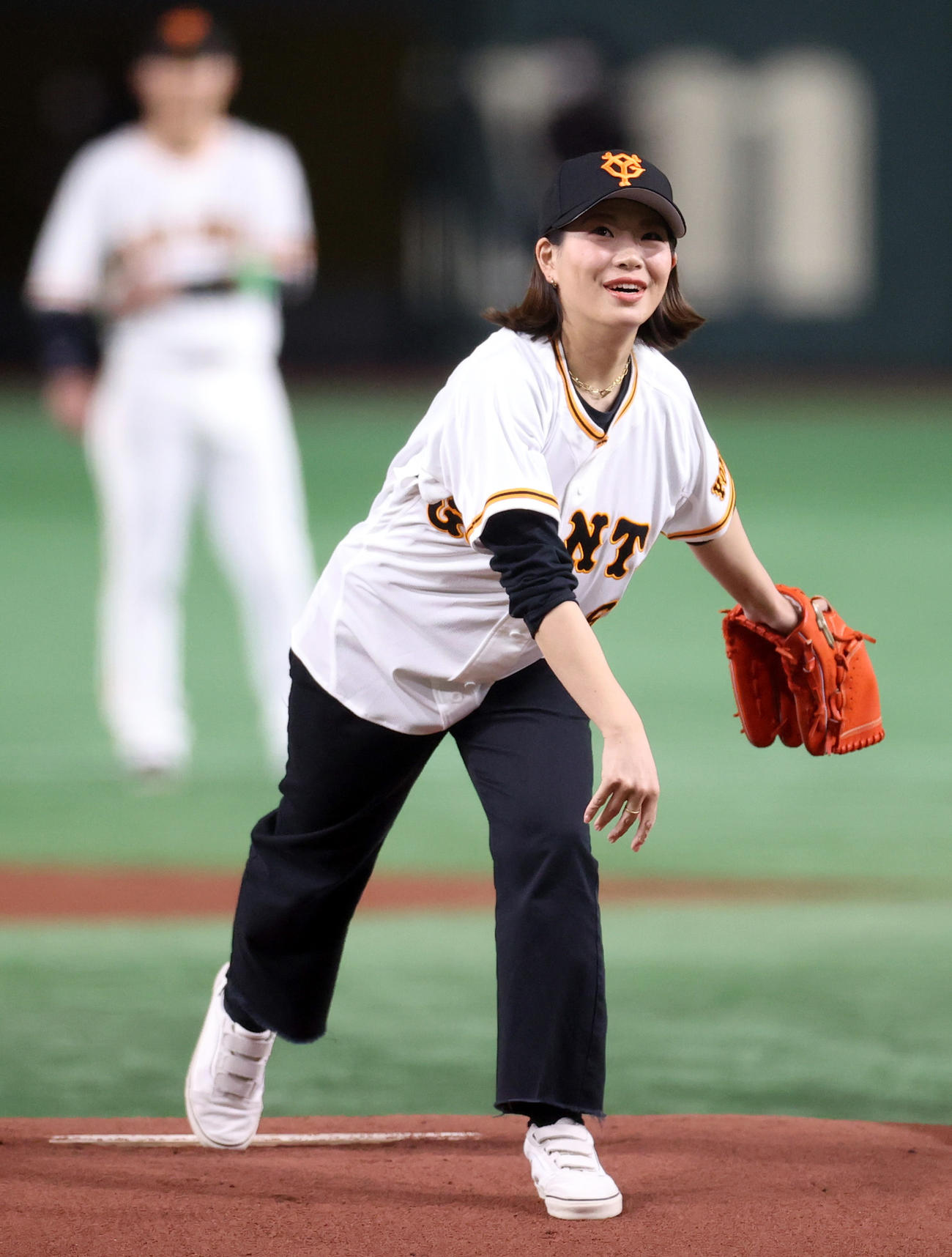 巨人対中日　始球式を務める北京五輪女子スノーボードハーフパイプ銅メダリストの冨田せな（撮影・狩俣裕三）