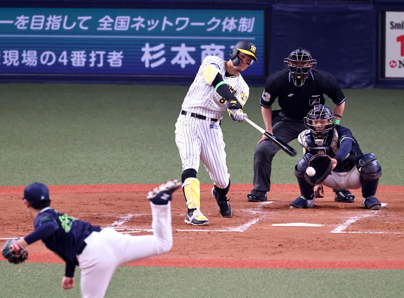 阪神対ヤクルト　2回裏阪神無死、佐藤輝明は三塁へ内野安打を放つ。投手は小川（撮影・加藤哉）