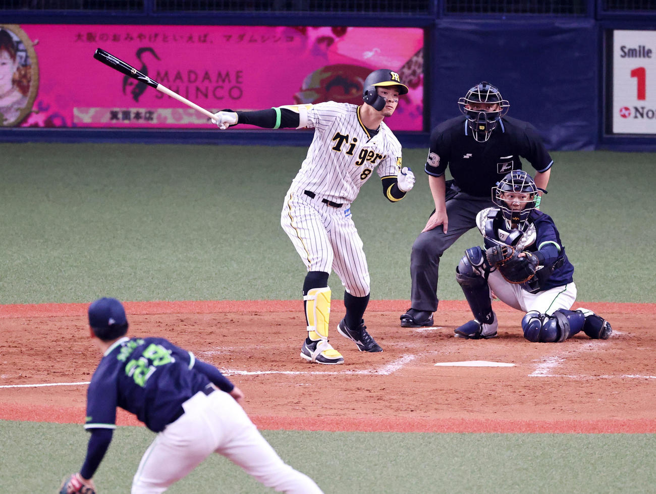 阪神対ヤクルト　3回裏阪神2死一塁、佐藤輝は左翼線二塁打を放つ。投手は小川（撮影・加藤哉）