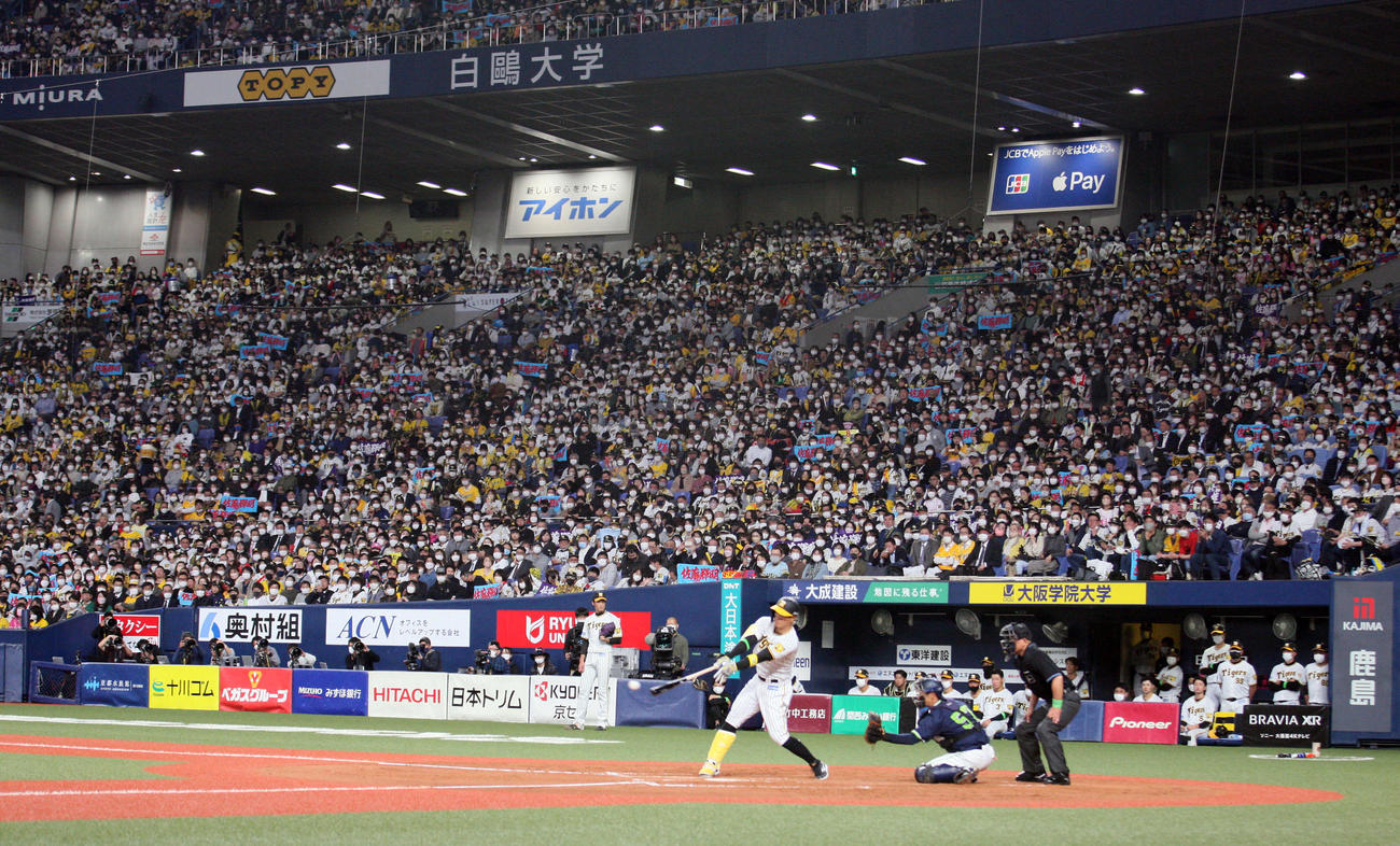 阪神対ヤクルト　3回裏阪神2死一塁、佐藤輝は左翼線二塁打を放つ（撮影・上山淳一）