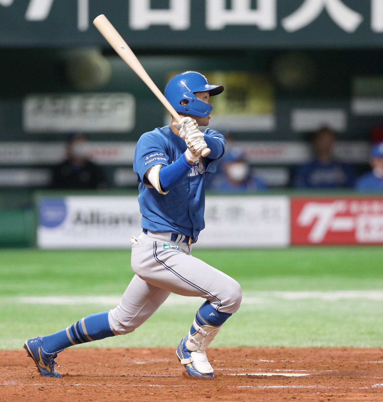 ソフトバンク対日本ハム　4回表日本ハム無死、右越え本塁打を放つ石井（撮影・黒川智章）