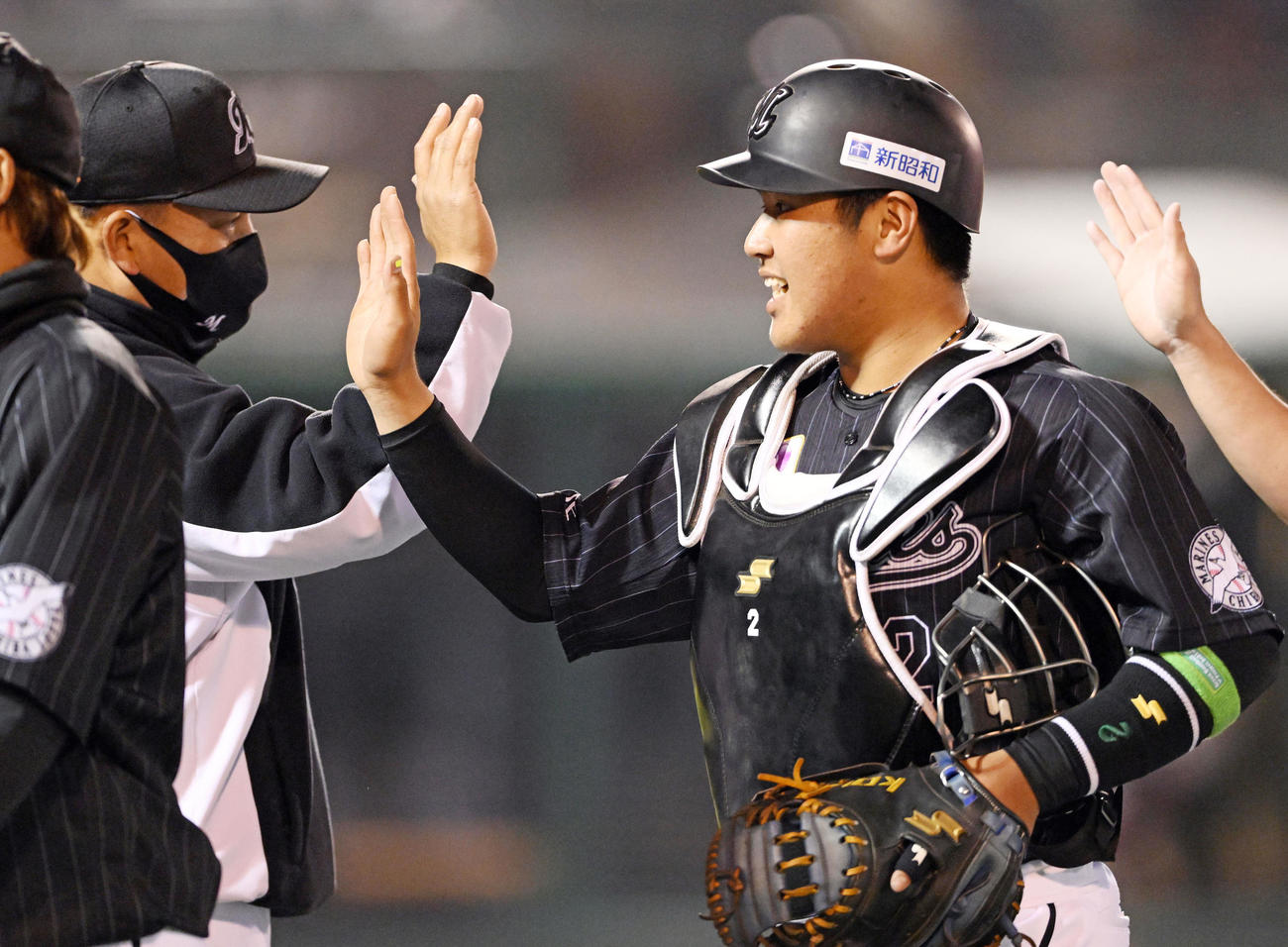 楽天対ロッテ　試合後、ロッテ井口監督（左）とタッチを交わす松川（撮影・滝沢徹郎）