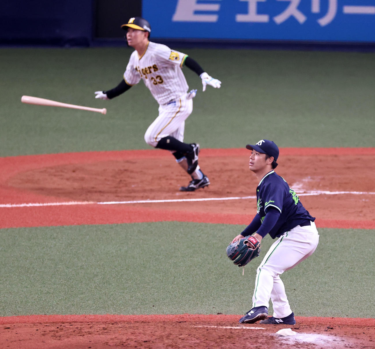 阪神対ヤクルト　3回裏阪神2死二、三塁、小川は糸原に右越え適時三塁打を打たれ失点（撮影・加藤哉）