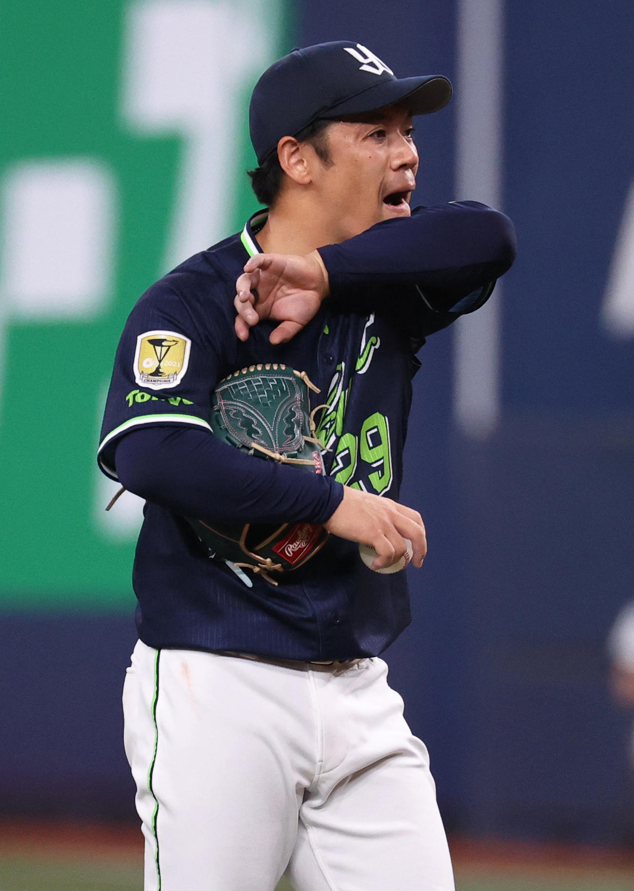 阪神対ヤクルト　3回裏阪神2死一塁、小川は大山に中前打を浴び汗を拭う（撮影・上山淳一）