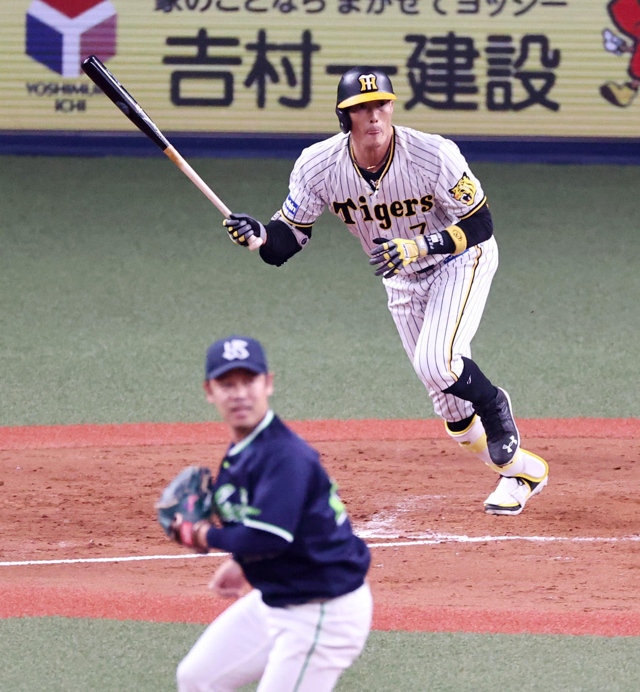 阪神対ヤクルト　3回裏阪神2死三塁、糸井は左前適時打を放つ。投手は小川（撮影・加藤哉）