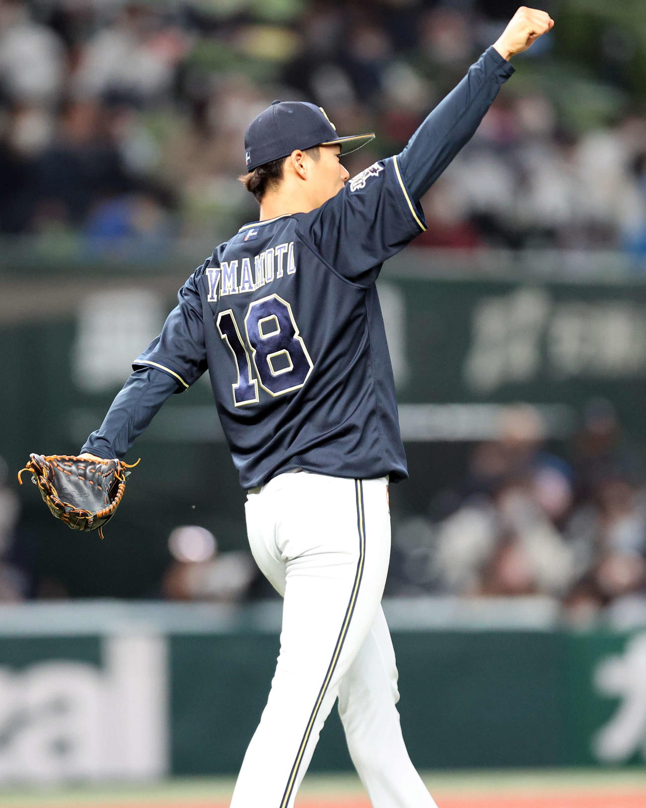 西武対オリックス　7回裏西武2死一、二塁、外崎を中飛に仕留めてガッツポーズする山本（撮影・浅見桂子）