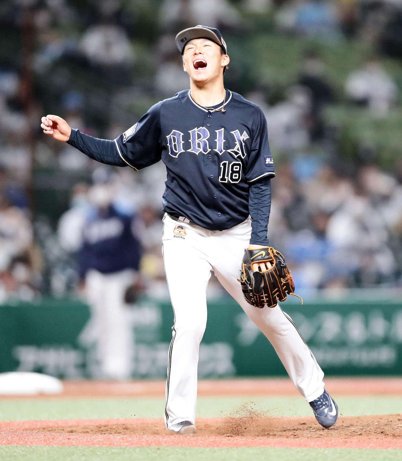 西武対オリックス　3回裏西武2死、源田に四球を与え、悔しそな山本（撮影・浅見桂子）