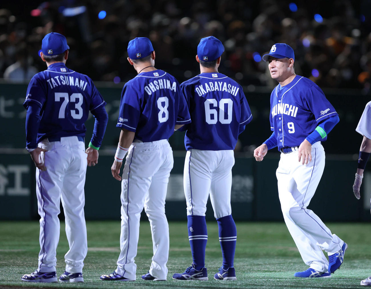 巨人対中日　巨人対中日　試合開始前、セレモニーに臨む中日福留（右）（撮影・河田真司）