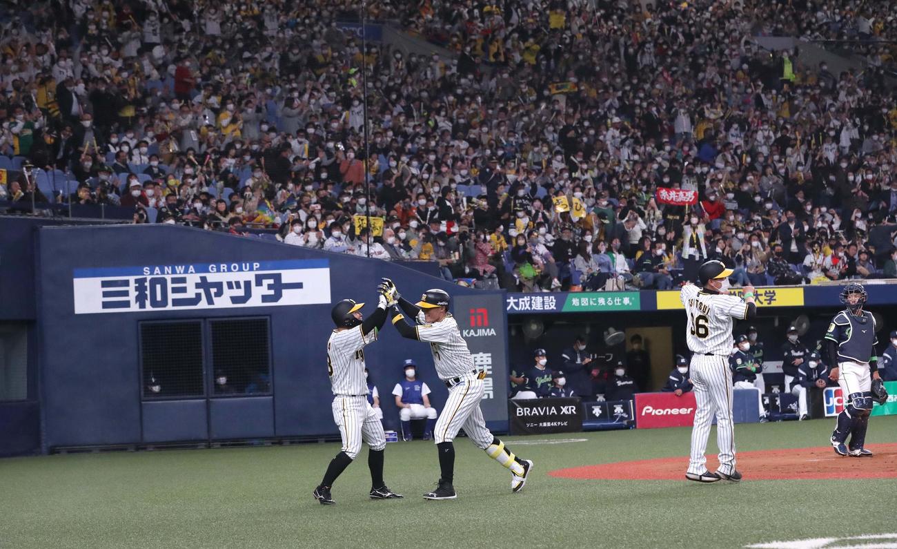 阪神対ヤクルト　4回裏阪神2死一塁、右越え2点本塁打を放つ糸井（撮影・上田博志）