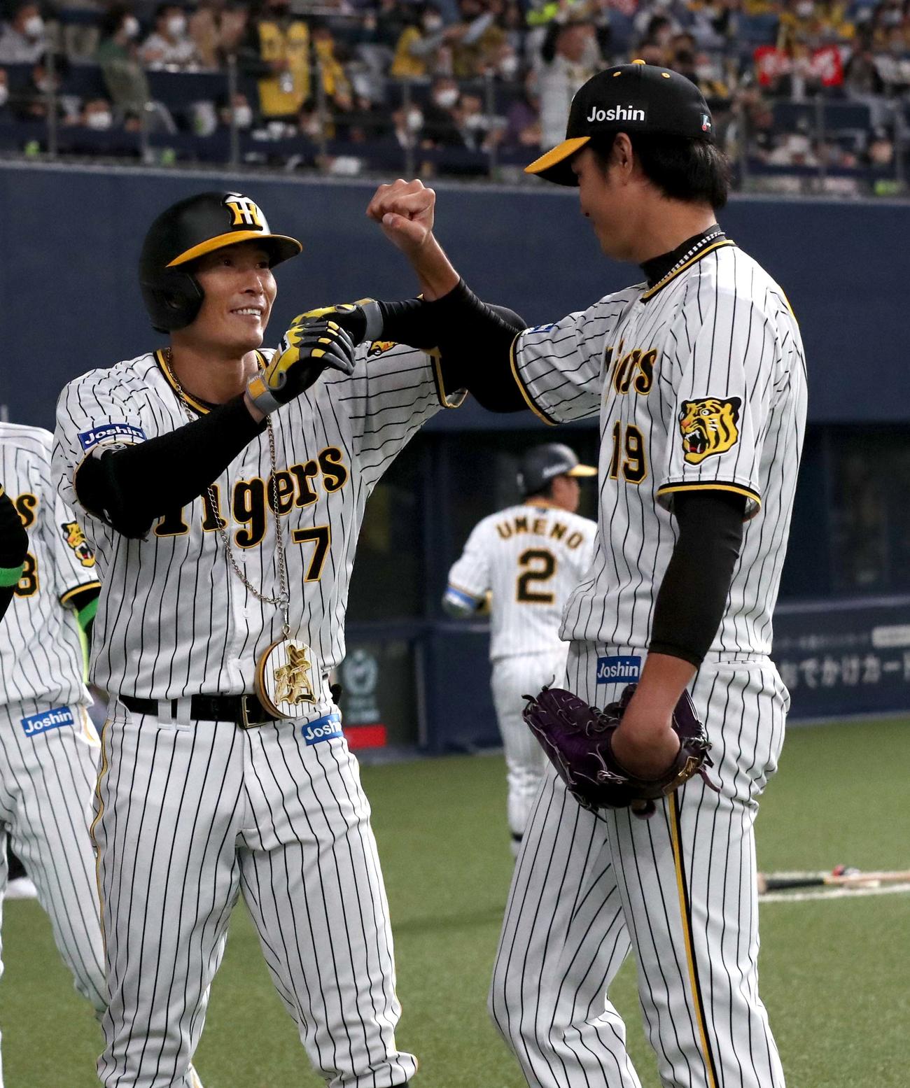 阪神対ヤクルト　4回裏阪神2死一塁、右越え2点本塁打を放った糸井は藤浪（右）の出迎えに笑顔を見せる（撮影・上田博志