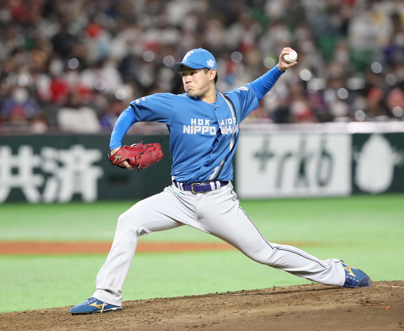 ソフトバンク対日本ハム　4回に登板の根本（撮影・黒川智章）
